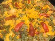 Una foto de paella a la leña