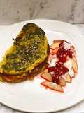 ✨Omelette de plátano maduro relleno de jamón serrano, queso y salsa pesto con manzana y frambuesas✨