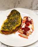 ✨Omelette de plátano maduro relleno de jamón serrano, queso y salsa pesto con manzana y frambuesas✨
