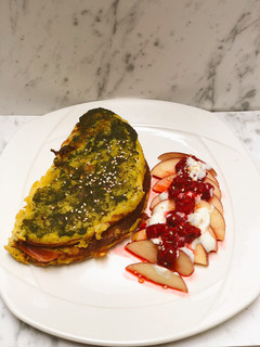 Una foto de ✨Omelette de plátano maduro relleno de jamón serrano, queso y salsa pesto con manzana y frambuesas✨