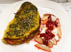 Una foto de ✨Omelette de plátano maduro relleno de jamón serrano, queso y salsa pesto con manzana y frambuesas✨