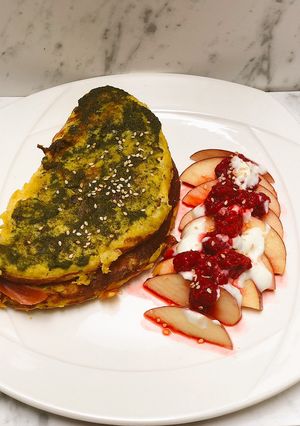 Una foto de ✨Omelette de plátano maduro relleno de jamón serrano, queso y salsa pesto con manzana y frambuesas✨