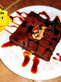 Una foto de Brownie de chocolate y nueces (apto para diabéticos y dietas)