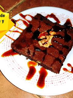 Una foto de Brownie de chocolate y nueces (apto para diabéticos y dietas)