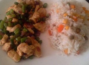 Una foto de Pollo con ejotes