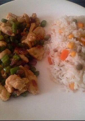 Una foto de Pollo con ejotes