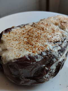 Una foto de Berenjena🍆rellena de cebolla🧅🍯, tocineta🥓y queso🧀crema🌭