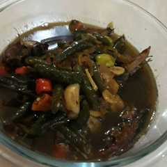 A picture of Oseng tongkol pete pedas.