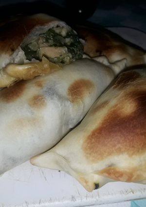 Una foto de Empanadas de espinaca, queso y pollo