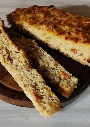 Una foto de Focaccia caprese 🍅🌿 con cubierta de queso crocante 🧀 - súper fácil y sin amasar!!!!