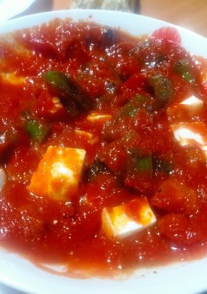 Una foto de Fritada de pimientos con salchicha y queso de cabra fresco