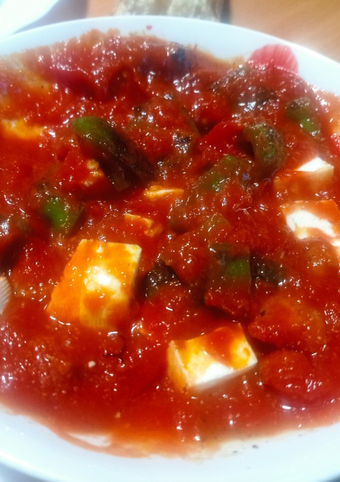 Una foto de Fritada de pimientos con salchicha y queso de cabra fresco