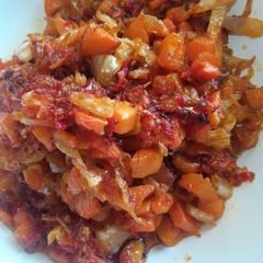 A picture of Fried carrots and cabbage sauce.