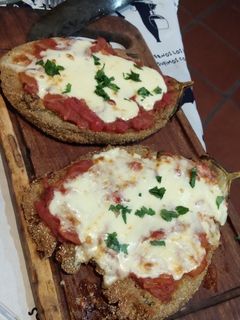 Una foto de Milanesa de berenjena a la napolitana con puré mixto