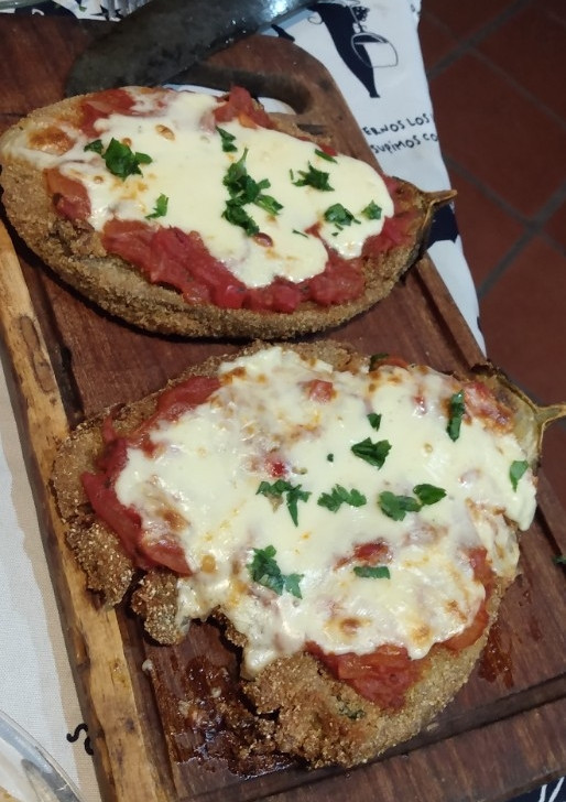 Una foto de Milanesa de berenjena a la napolitana con puré mixto