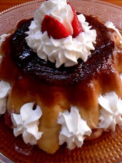 Una foto de Flan bizcochado relleno de fresas