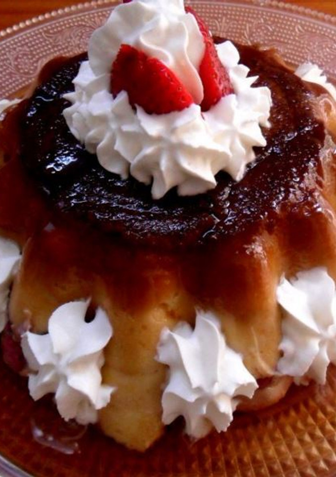 Una foto de Flan bizcochado relleno de fresas