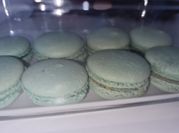 Une photo de macarons au batteur