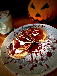Una foto de Tortitas de avena y plátano con sirope casero de frutos rojos 🎃 Desayuno de Halloween
