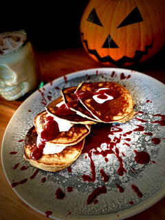 Una foto de Tortitas de avena y plátano con sirope casero de frutos rojos 🎃 Desayuno de Halloween