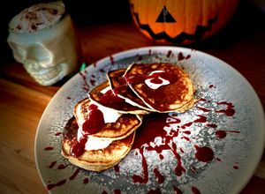 Foto principal de Tortitas de avena y plátano con sirope casero de frutos rojos 🎃 Desayuno de Halloween
