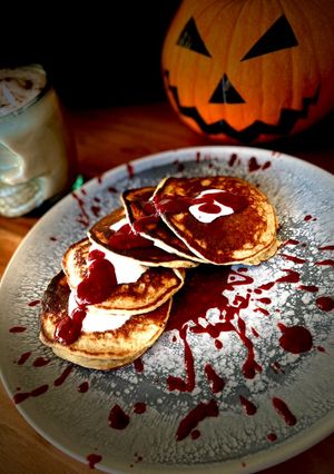 Una foto de Tortitas de avena y plátano con sirope casero de frutos rojos 🎃 Desayuno de Halloween