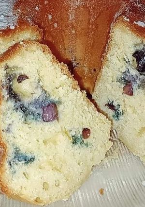 Una foto de Budín de arándanos 🫐🫐 con glasé de limón