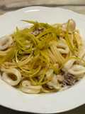 Spaghetti in padella 40 calamaretti e zest di limone