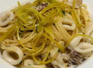 Foto di Spaghetti in padella 40 calamaretti e zest di limone