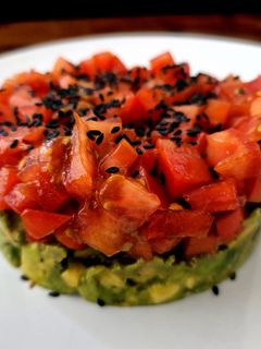 Una foto de Tartar de tomate y aguacate🍅🥑