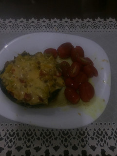 Una foto de Hongo portobello relleno; con tomates cherry