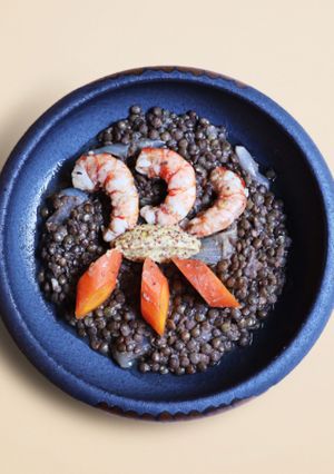 Une photo de Crevettes et lentilles vertes à la moutarde ancienne