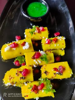 हरी चटनी खांडवी (hari chutney khandvi recipe in Hindi) रेसिपी मुख्य फोटो