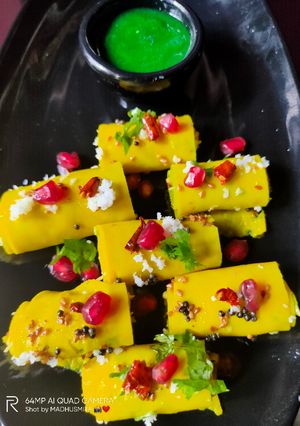 हरी चटनी खांडवी (hari chutney khandvi recipe in Hindi) रेसिपी मुख्य फोटो
