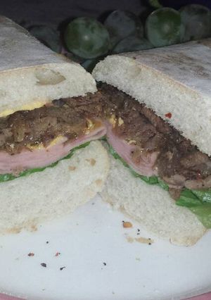 Una foto de Ciabatta de carne, jamón y queso
