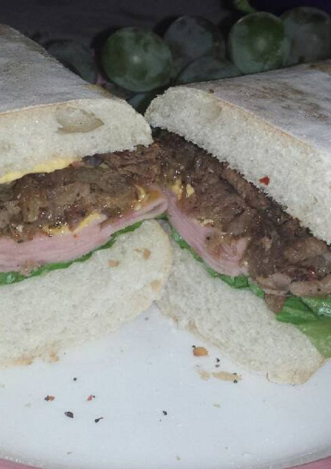Una foto de Ciabatta de carne, jamón y queso