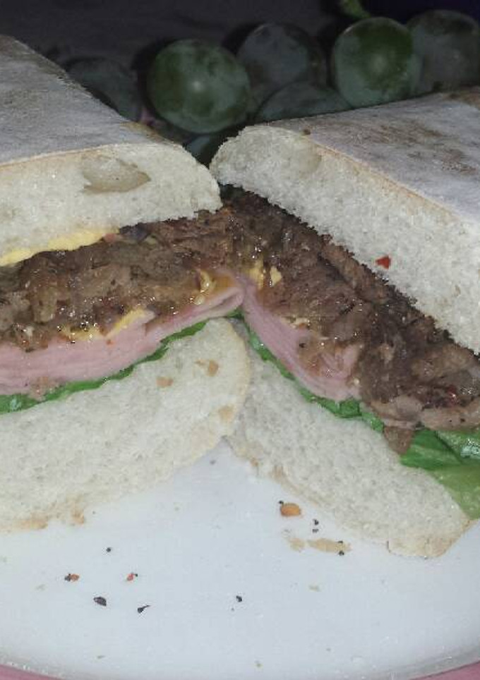 Una foto de Ciabatta de carne, jamón y queso