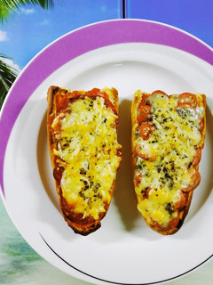 Una foto de Paninis de chorizo, salchicha y roquefort
