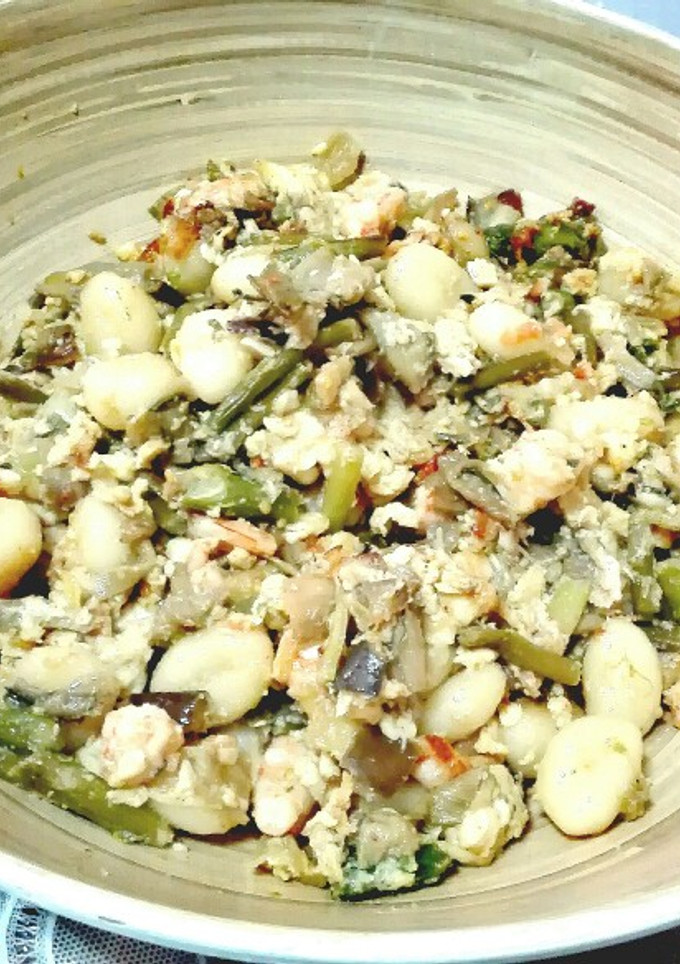Una foto de Huevos revueltos con ñoquis verduras, gambas y queso fresco