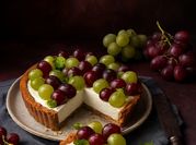 Una foto di uva crostata