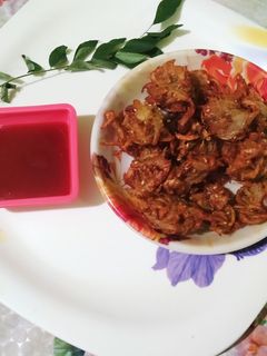 कांदा पकोडा (kanda pakoda recipe in marathi) रेसिपी चे मुख्य फोटो