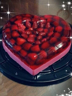 Una foto de Gelatina de fresa con fresas🍓🍓🍓