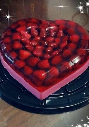Una foto de Gelatina de fresa con fresas🍓🍓🍓