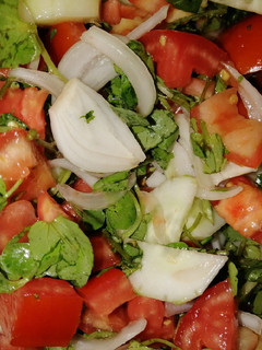 Una foto de Ensalada de pepino, berro, tomate y Cebolla