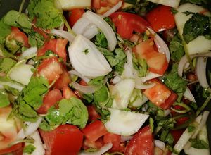 Una foto de Ensalada de pepino, berro, tomate y Cebolla
