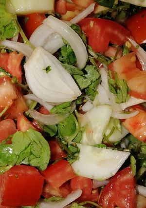 Una foto de Ensalada de pepino, berro, tomate y Cebolla