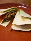 Tortilla trend con cerdo teriyaki, cebolla caramelizada, pepinillo encurtido y yema curada soja y PX