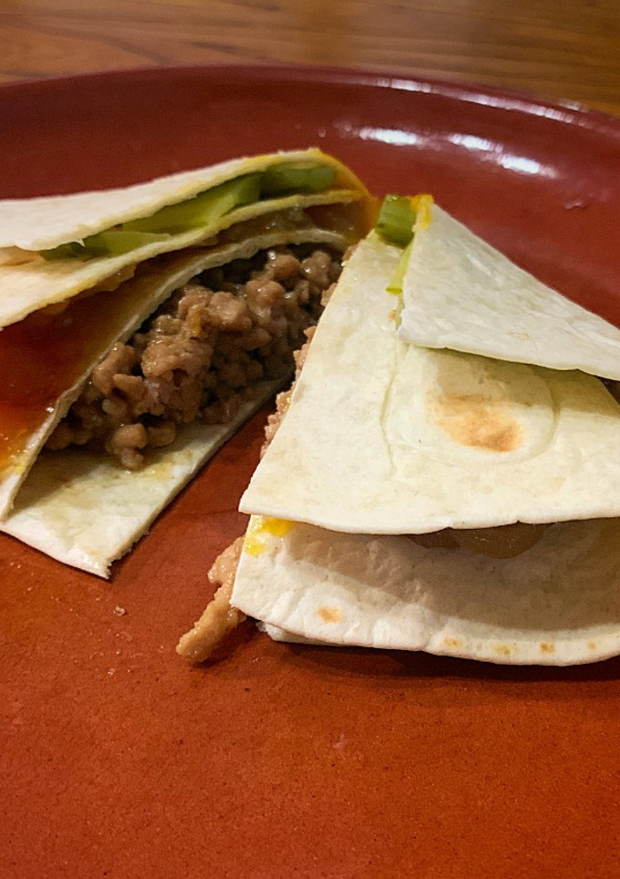 Una foto de Tortilla trend con cerdo teriyaki, cebolla caramelizada, pepinillo encurtido y yema curada soja y PX