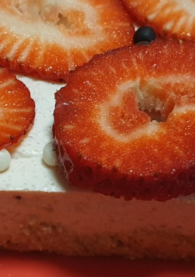Una foto de Tarta 🍰fría de batido de fresas🍓🍓
