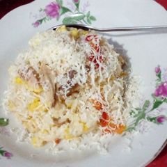 A picture of Fried Rice and grated cheese (nasi goreng keju).